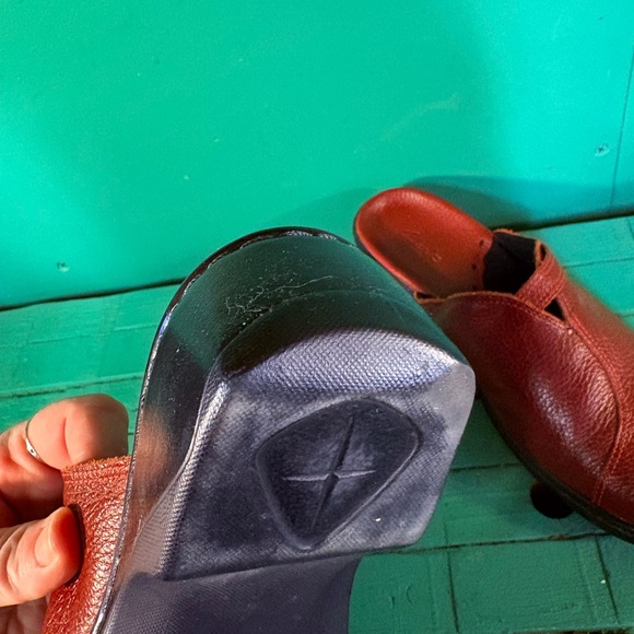 Clarks Vibrant Red Leather Clogs - Picture 11 of 11